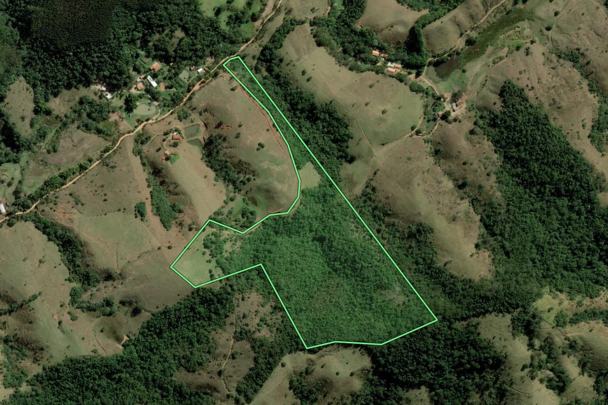 Imagem de satélite do imóvel rural em Jambeiro (SP), com o contorno declarado no CAR desenhado por cima.