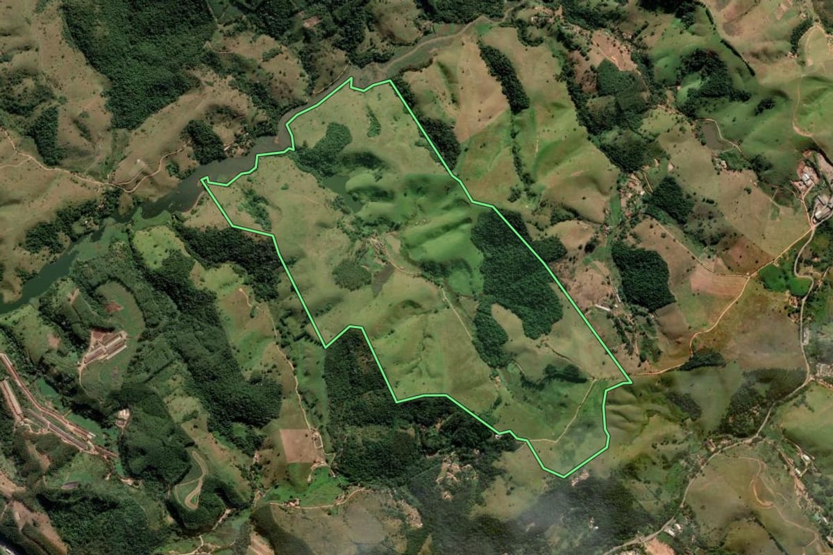 Imagem de satélite do imóvel rural em Jambeiro (SP), com o contorno declarado no CAR desenhado por cima.