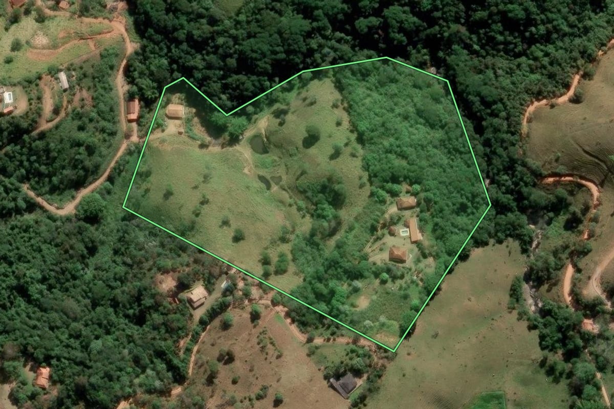 Imagem de satélite do imóvel rural em Jambeiro (SP), com o contorno declarado no CAR desenhado por cima.