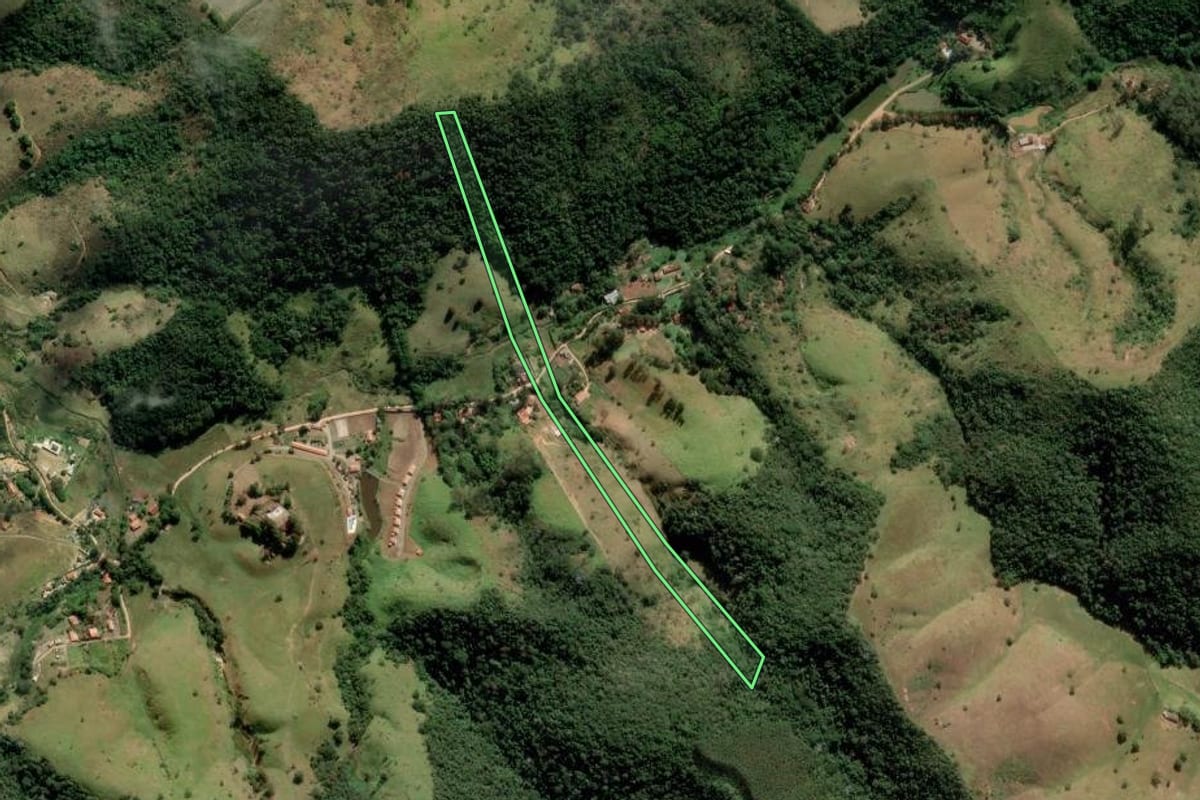 Imagem de satélite do imóvel rural em Jambeiro (SP), com o contorno declarado no CAR desenhado por cima.
