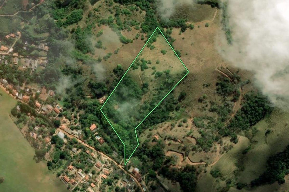 Imagem de satélite do imóvel rural em Jambeiro (SP), com o contorno declarado no CAR desenhado por cima.