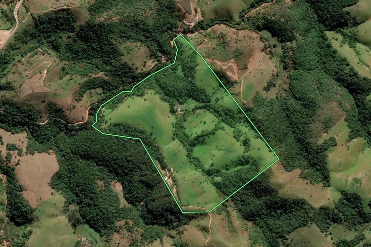 Imagem de satélite do imóvel rural em Jambeiro (SP), com o contorno declarado no CAR desenhado por cima.
