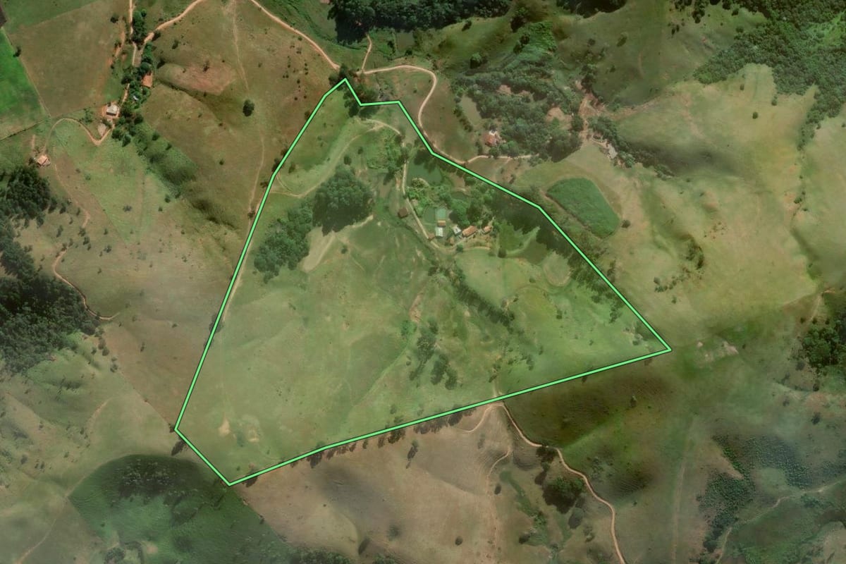 Imagem de satélite do imóvel rural em Jambeiro (SP), com o contorno declarado no CAR desenhado por cima.