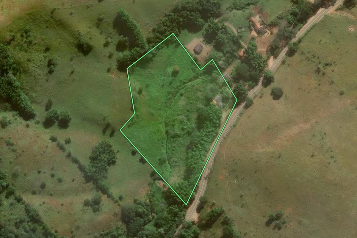 Imagem de satélite do imóvel rural em Jambeiro (SP), com o contorno declarado no CAR desenhado por cima.