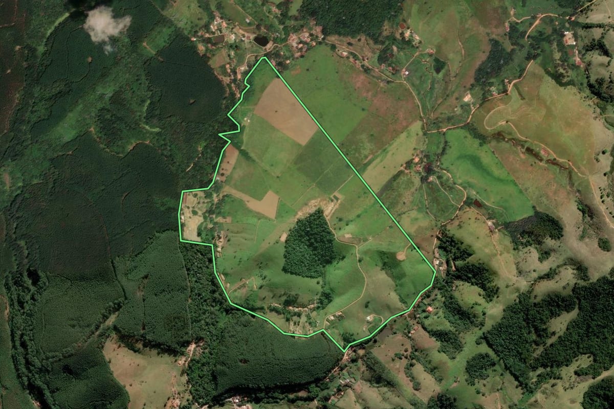 Imagem de satélite do imóvel rural em Jambeiro (SP), com o contorno declarado no CAR desenhado por cima.