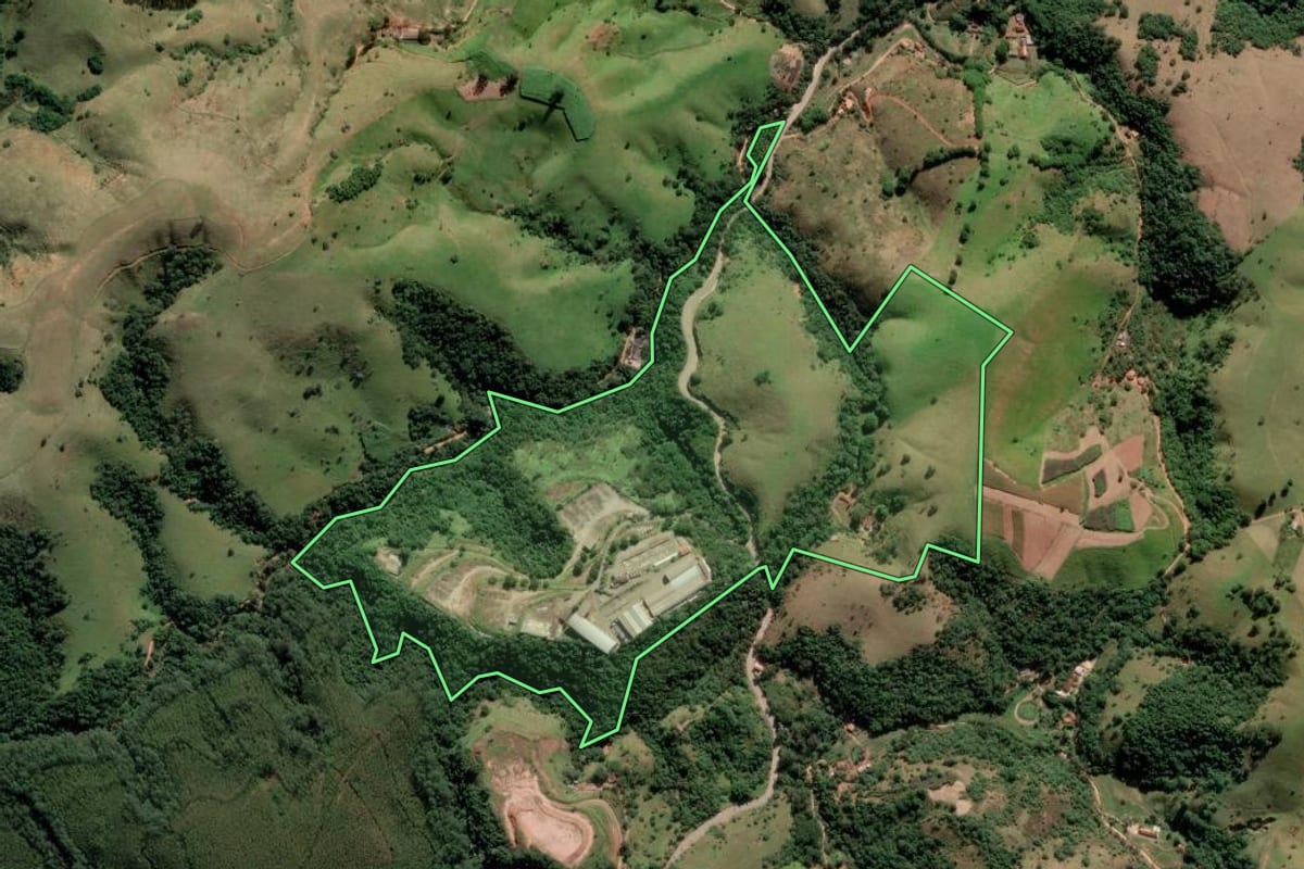 Imagem de satélite do imóvel rural em Jambeiro (SP), com o contorno declarado no CAR desenhado por cima.