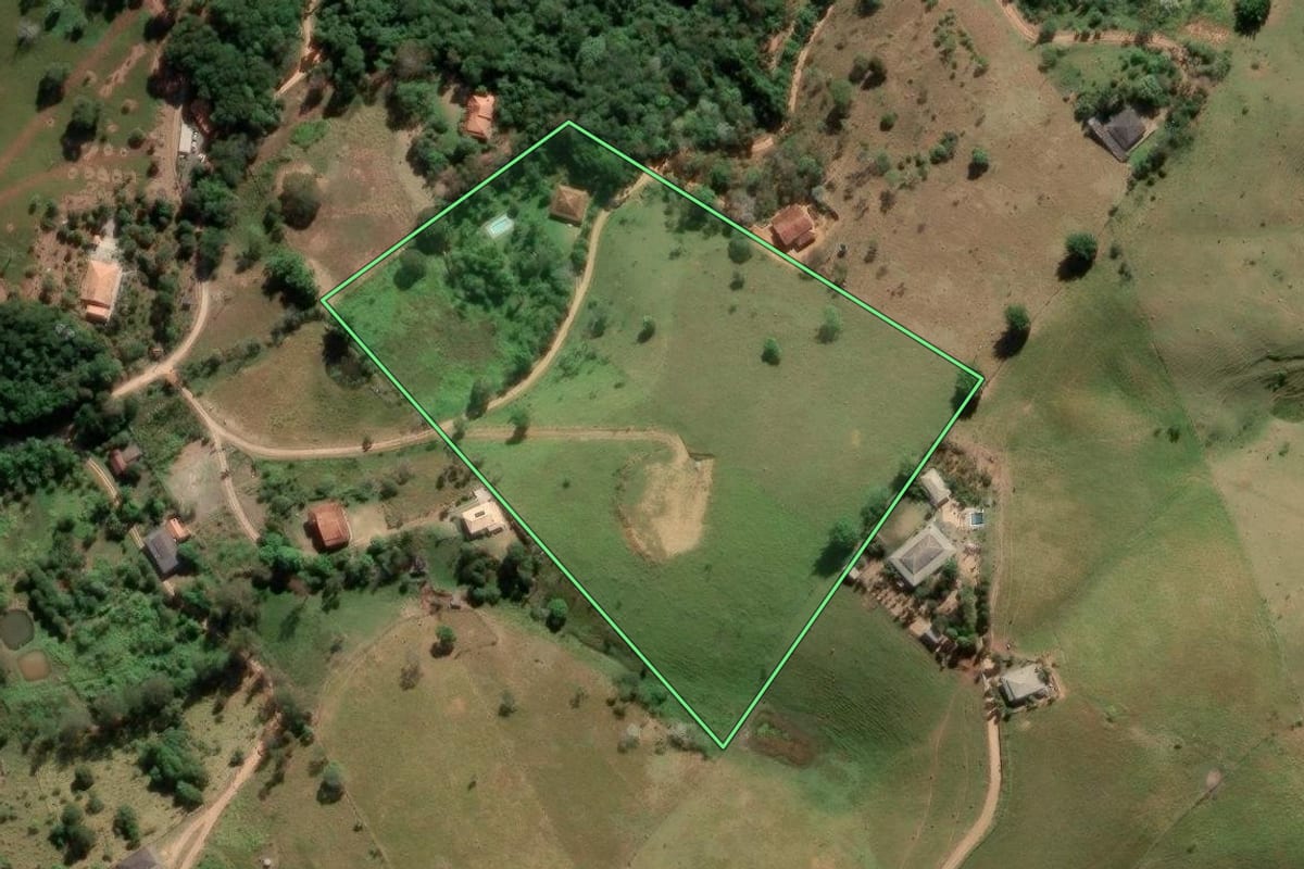 Imagem de satélite do imóvel rural em Jambeiro (SP), com o contorno declarado no CAR desenhado por cima.