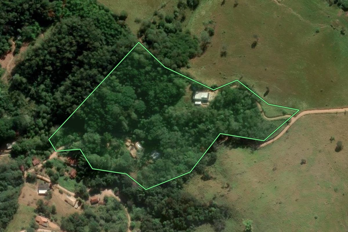 Imagem de satélite do imóvel rural em Jambeiro (SP), com o contorno declarado no CAR desenhado por cima.