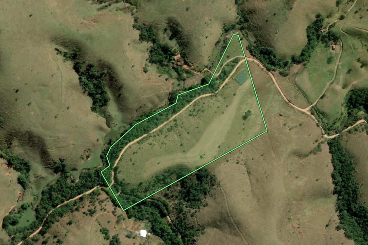 Imagem de satélite do imóvel rural em Jambeiro (SP), com o contorno declarado no CAR desenhado por cima.