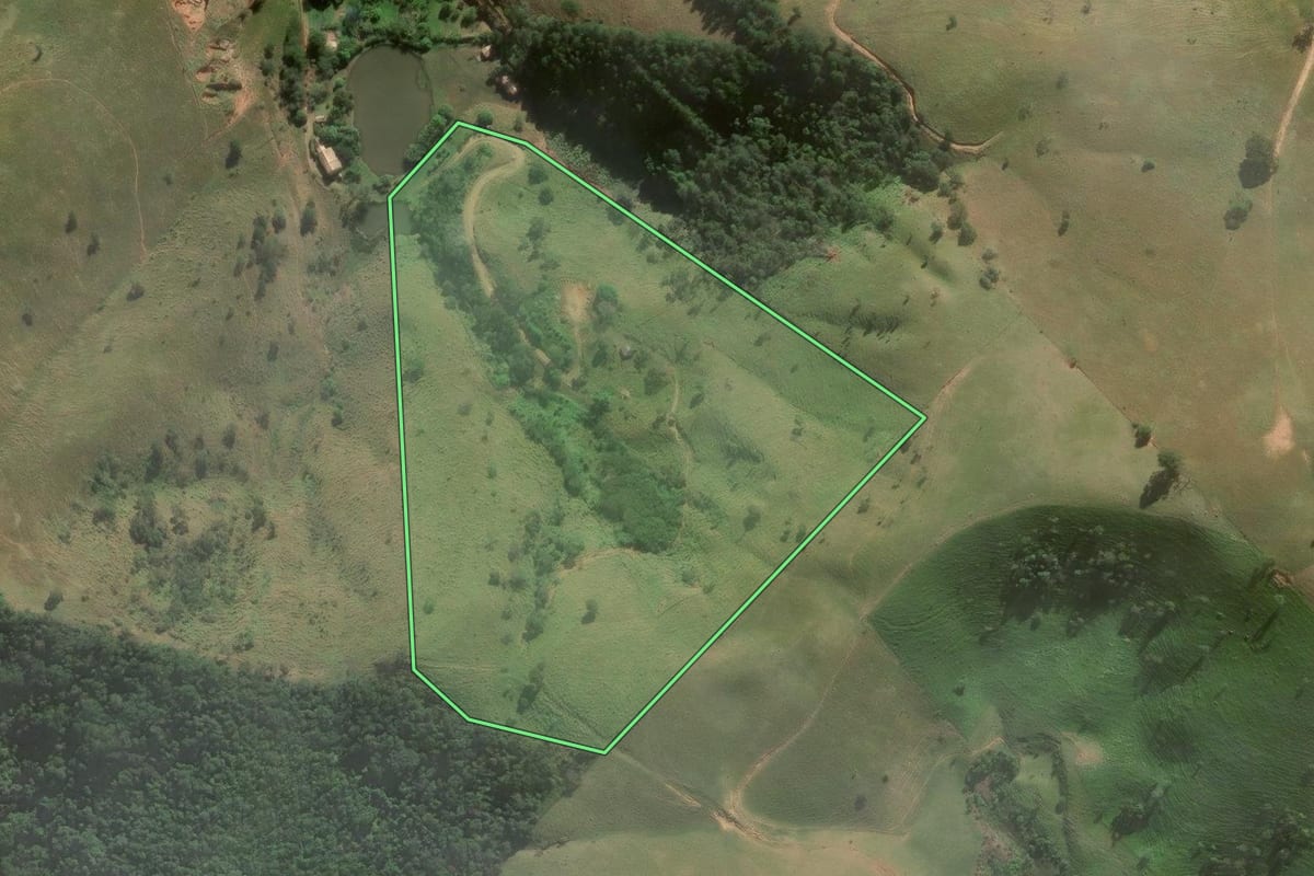 Imagem de satélite do imóvel rural em Jambeiro (SP), com o contorno declarado no CAR desenhado por cima.