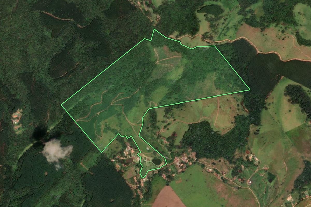 Imagem de satélite do imóvel rural em Jambeiro (SP), com o contorno declarado no CAR desenhado por cima.