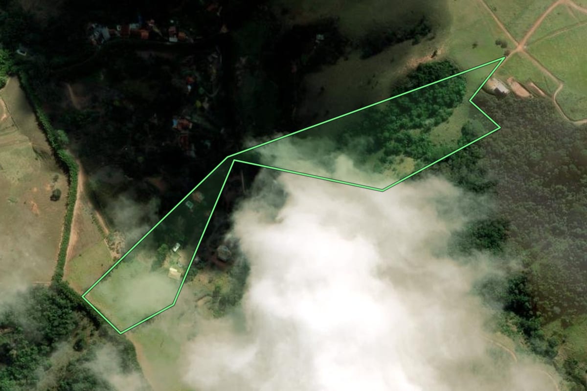 Imagem de satélite do imóvel rural em Jambeiro (SP), com o contorno declarado no CAR desenhado por cima.