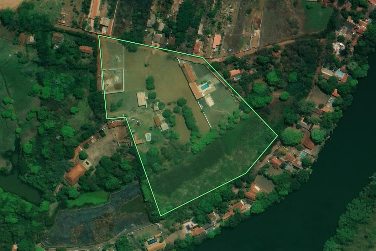 Imagem de satélite do imóvel rural em Jardinópolis (SP), com o contorno declarado no CAR desenhado por cima.