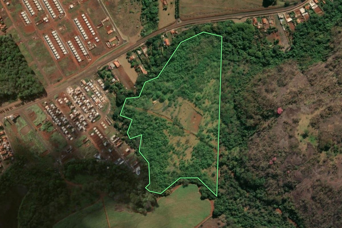Imagem de satélite do imóvel rural em Jardinópolis (SP), com o contorno declarado no CAR desenhado por cima.