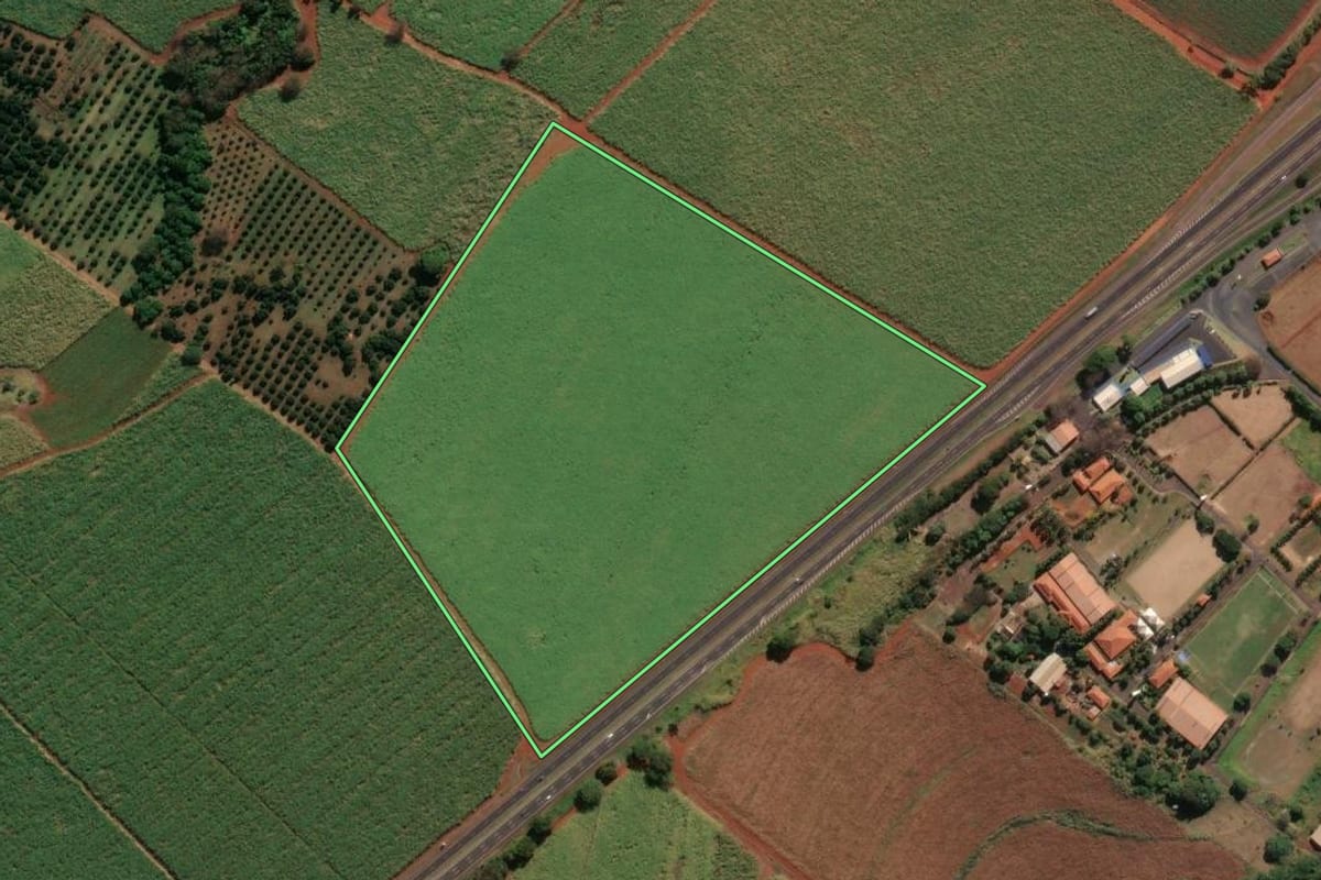 Imagem de satélite do imóvel rural em Jardinópolis (SP), com o contorno declarado no CAR desenhado por cima.