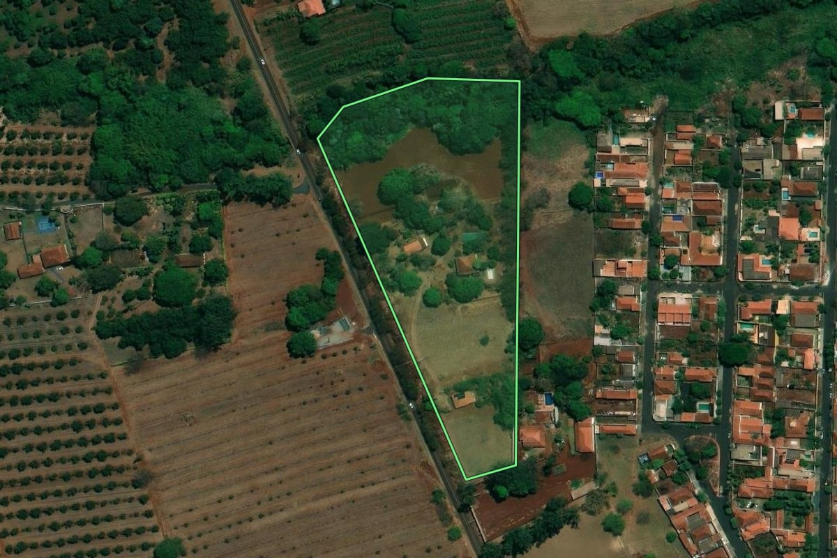Imagem de satélite do imóvel rural em Jardinópolis (SP), com o contorno declarado no CAR desenhado por cima.