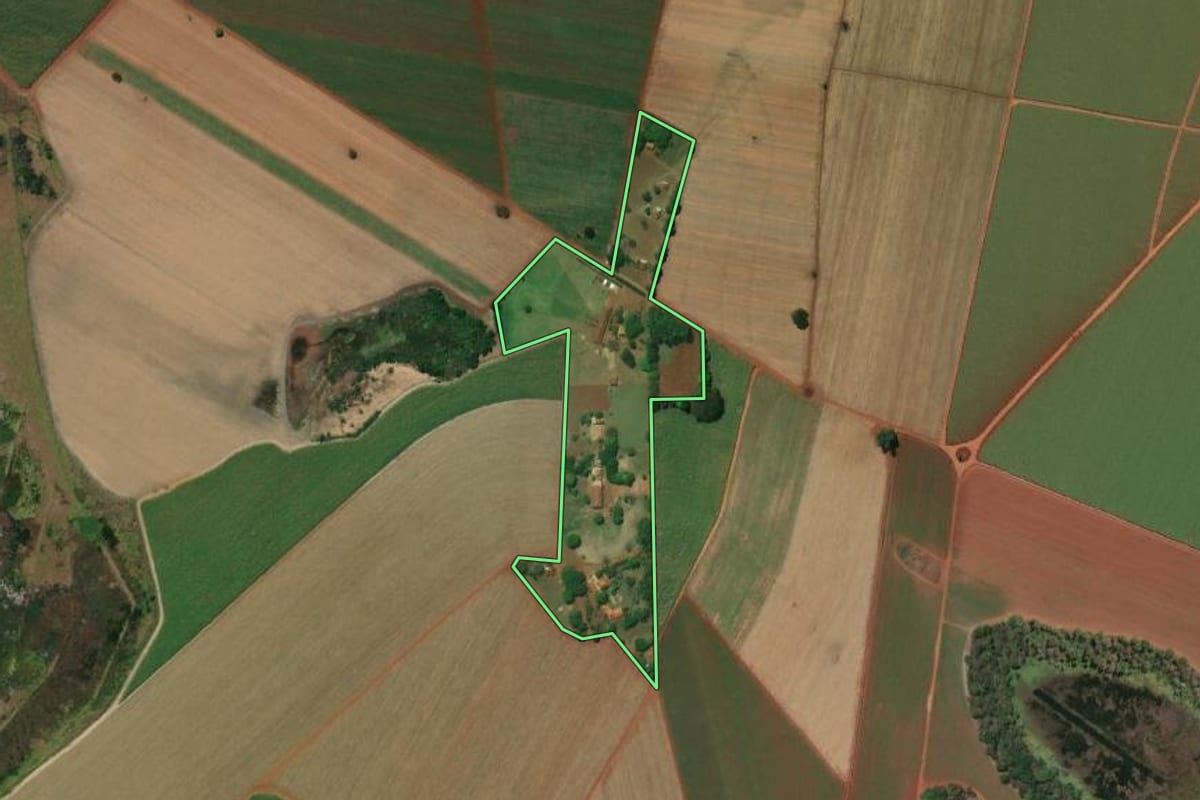 Imagem de satélite do imóvel rural em Jardinópolis (SP), com o contorno declarado no CAR desenhado por cima.