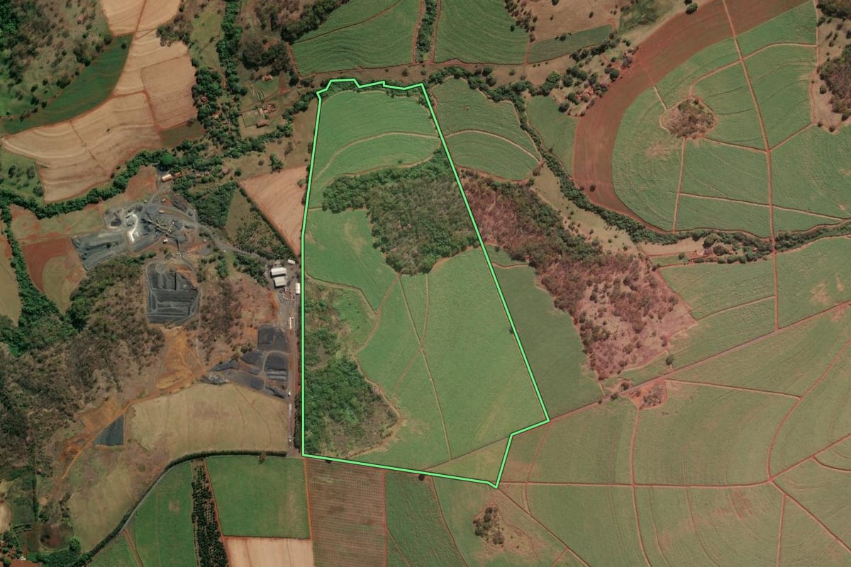 Imagem de satélite do imóvel rural em Jardinópolis (SP), com o contorno declarado no CAR desenhado por cima.