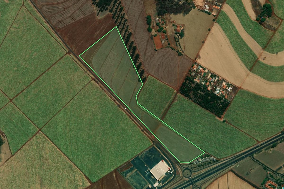Imagem de satélite do imóvel rural em Jardinópolis (SP), com o contorno declarado no CAR desenhado por cima.