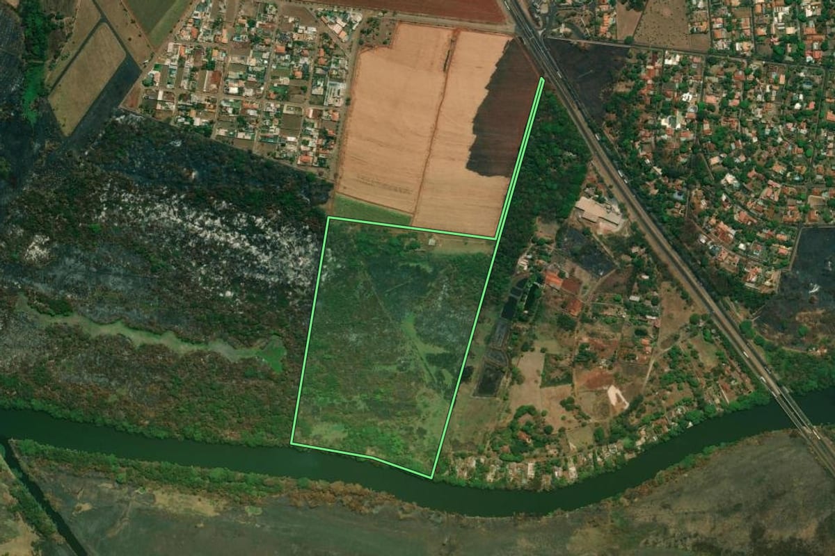 Imagem de satélite do imóvel rural em Jardinópolis (SP), com o contorno declarado no CAR desenhado por cima.