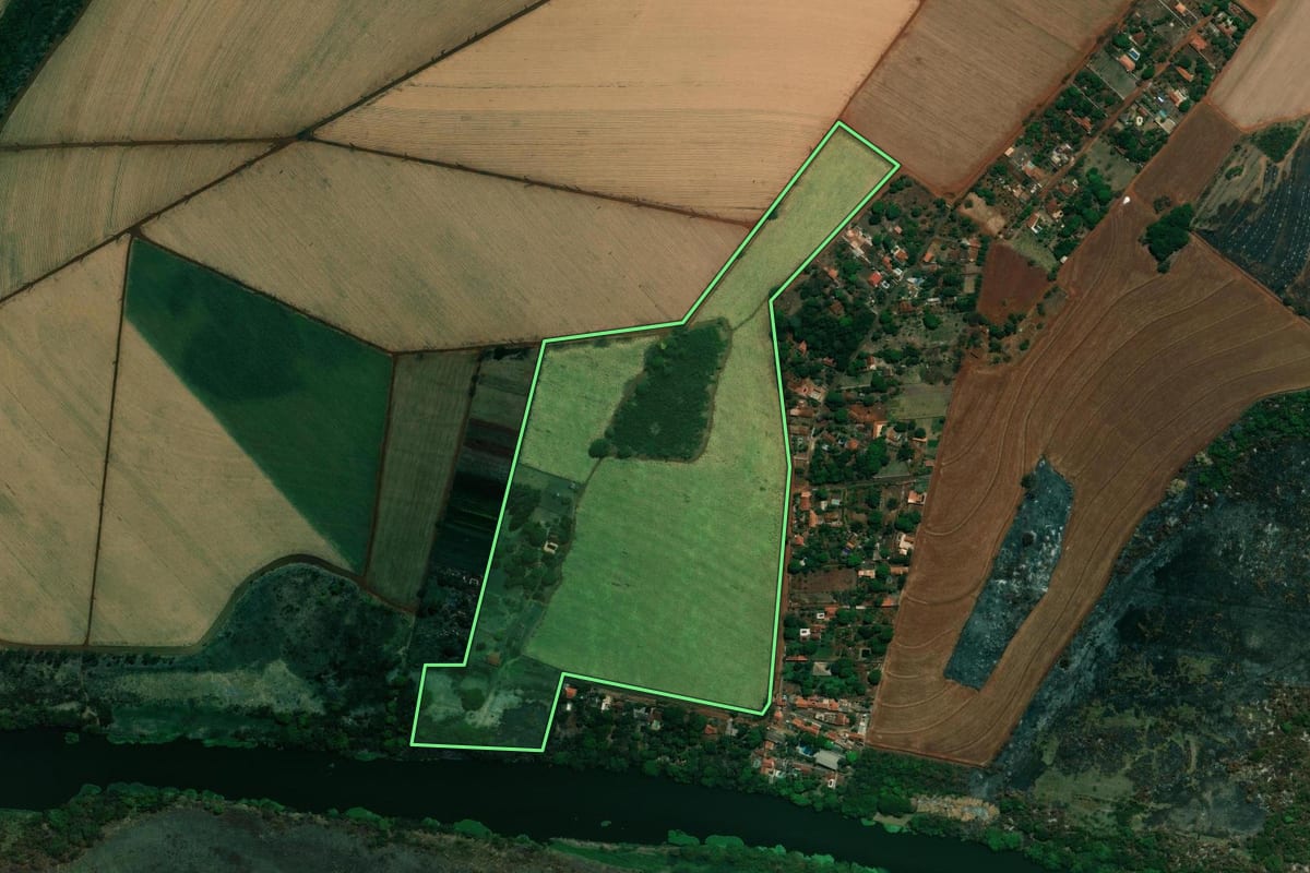 Imagem de satélite do imóvel rural em Jardinópolis (SP), com o contorno declarado no CAR desenhado por cima.