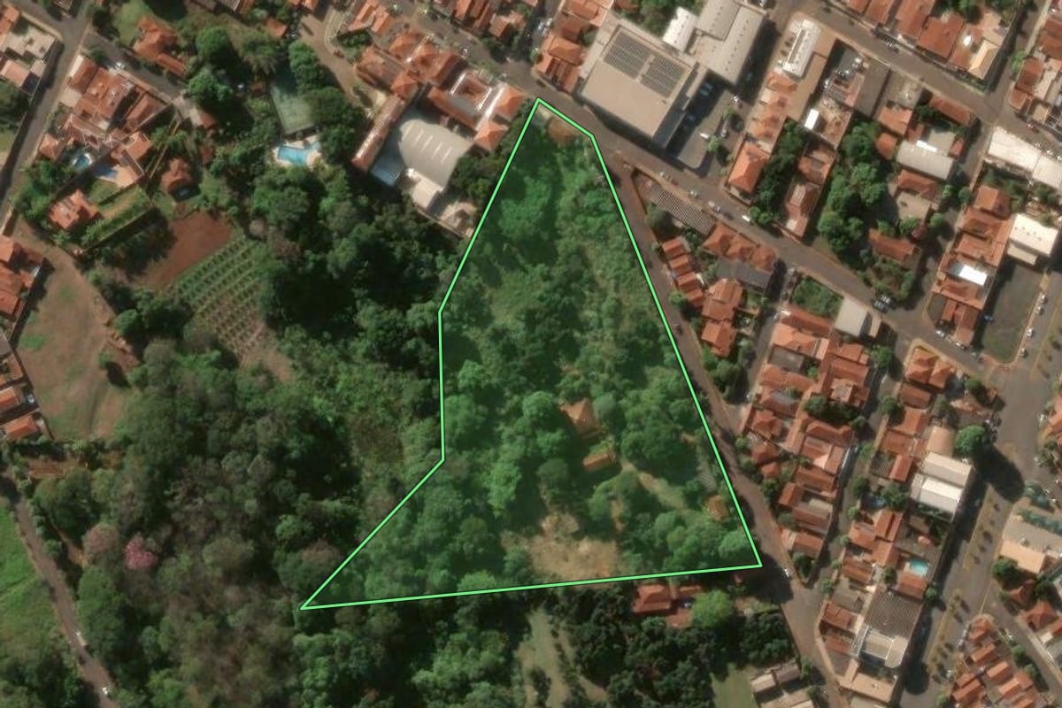 Imagem de satélite do imóvel rural em Jardinópolis (SP), com o contorno declarado no CAR desenhado por cima.