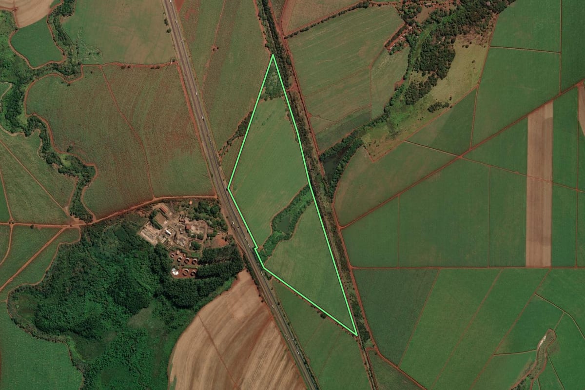 Imagem de satélite do imóvel rural em Jardinópolis (SP), com o contorno declarado no CAR desenhado por cima.