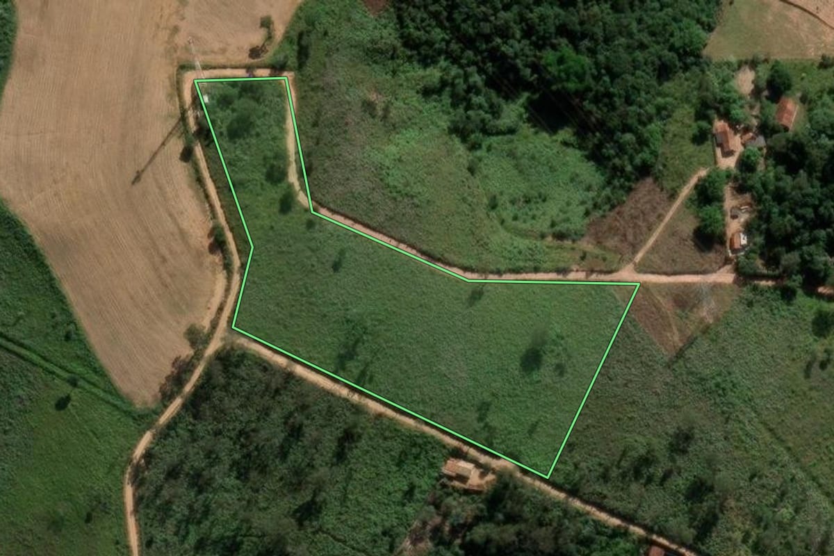 Imagem de satélite do imóvel rural em Jarinu (SP), com o contorno declarado no CAR desenhado por cima.