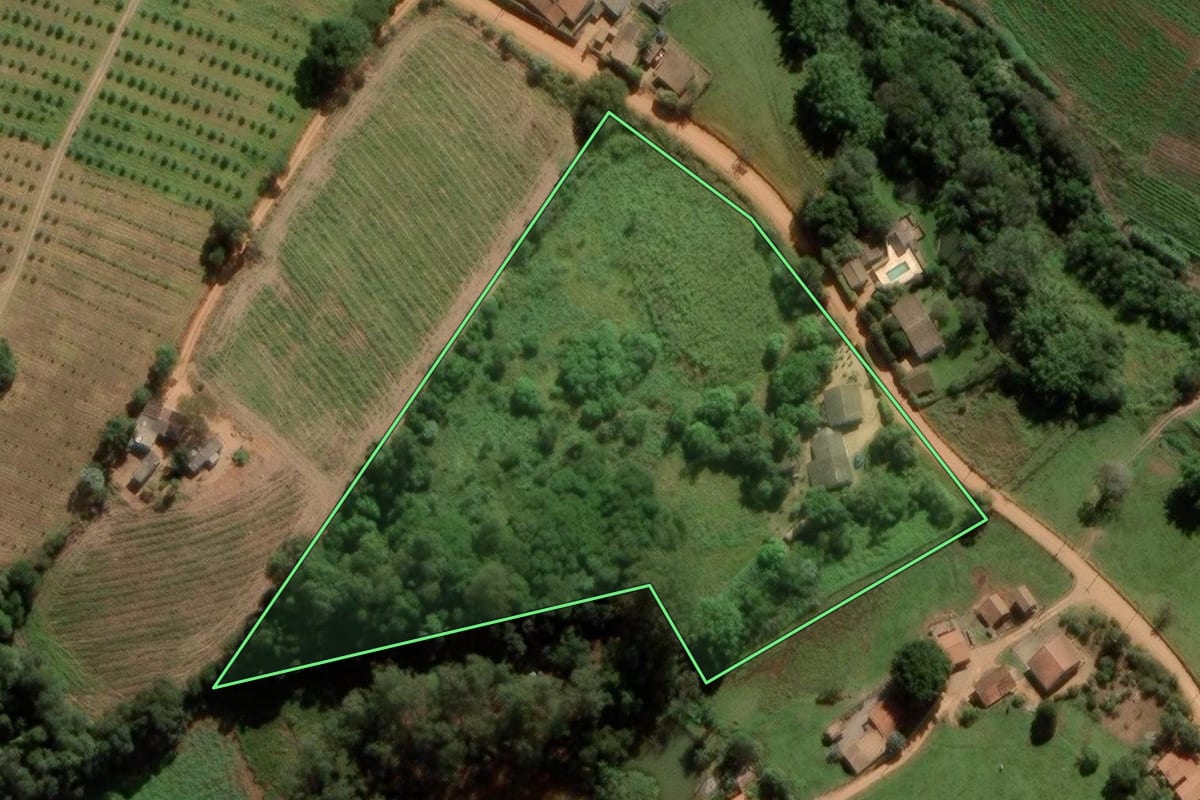 Imagem de satélite do imóvel rural em Jarinu (SP), com o contorno declarado no CAR desenhado por cima.