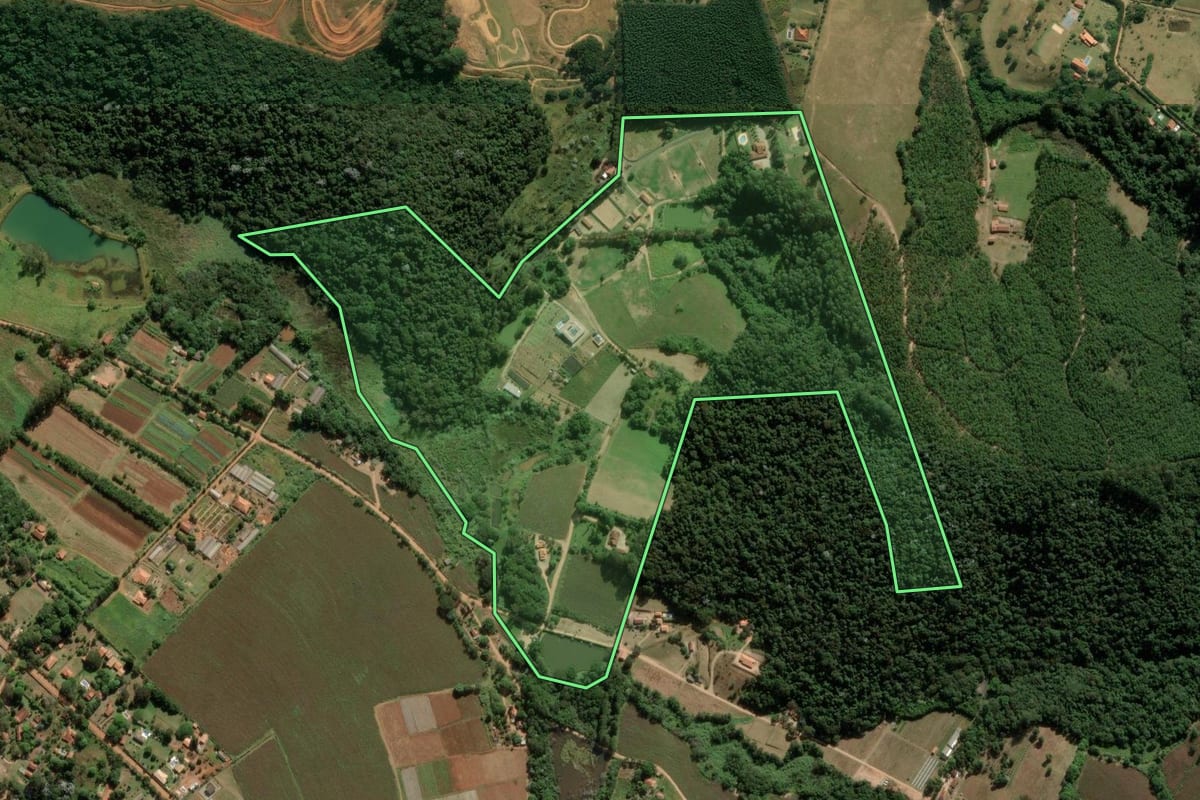 Imagem de satélite do imóvel rural em Jarinu (SP), com o contorno declarado no CAR desenhado por cima.