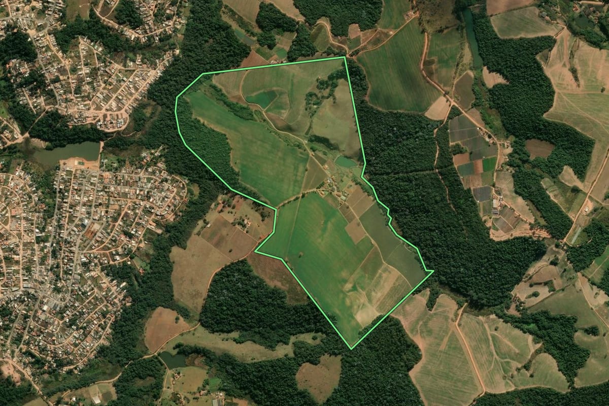 Imagem de satélite do imóvel rural em Jarinu (SP), com o contorno declarado no CAR desenhado por cima.