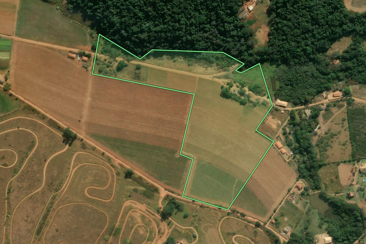 Imagem de satélite do imóvel rural em Jarinu (SP), com o contorno declarado no CAR desenhado por cima.
