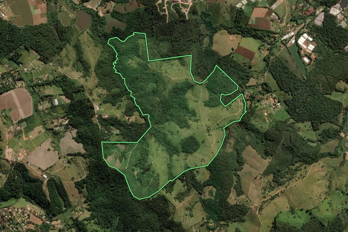 Imagem de satélite do imóvel rural em Jarinu (SP), com o contorno declarado no CAR desenhado por cima.