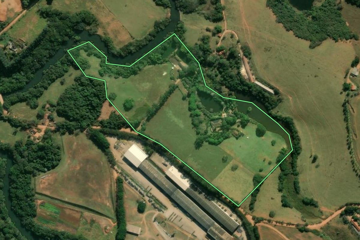 Imagem de satélite do imóvel rural em Jarinu (SP), com o contorno declarado no CAR desenhado por cima.