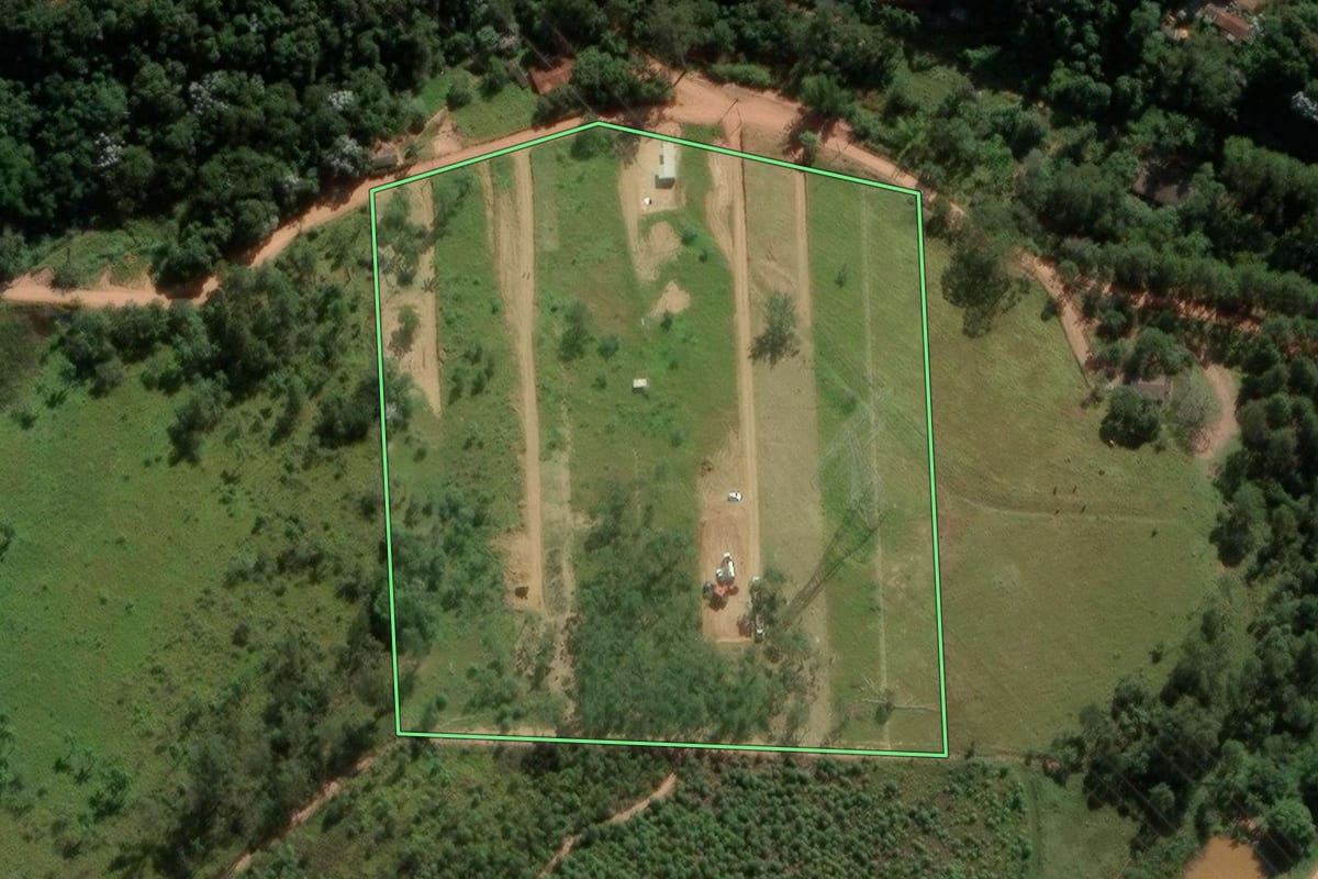 Imagem de satélite do imóvel rural em Jarinu (SP), com o contorno declarado no CAR desenhado por cima.