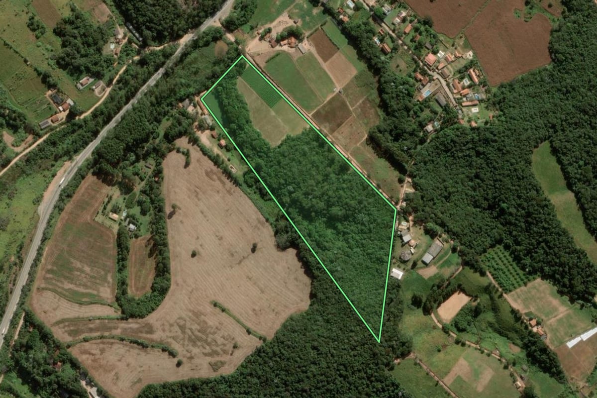 Imagem de satélite do imóvel rural em Jarinu (SP), com o contorno declarado no CAR desenhado por cima.