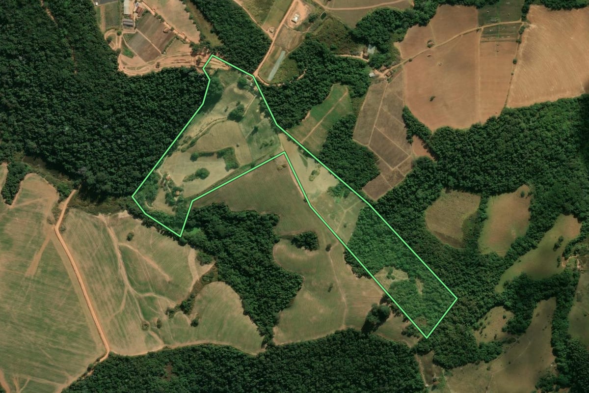 Imagem de satélite do imóvel rural em Jarinu (SP), com o contorno declarado no CAR desenhado por cima.