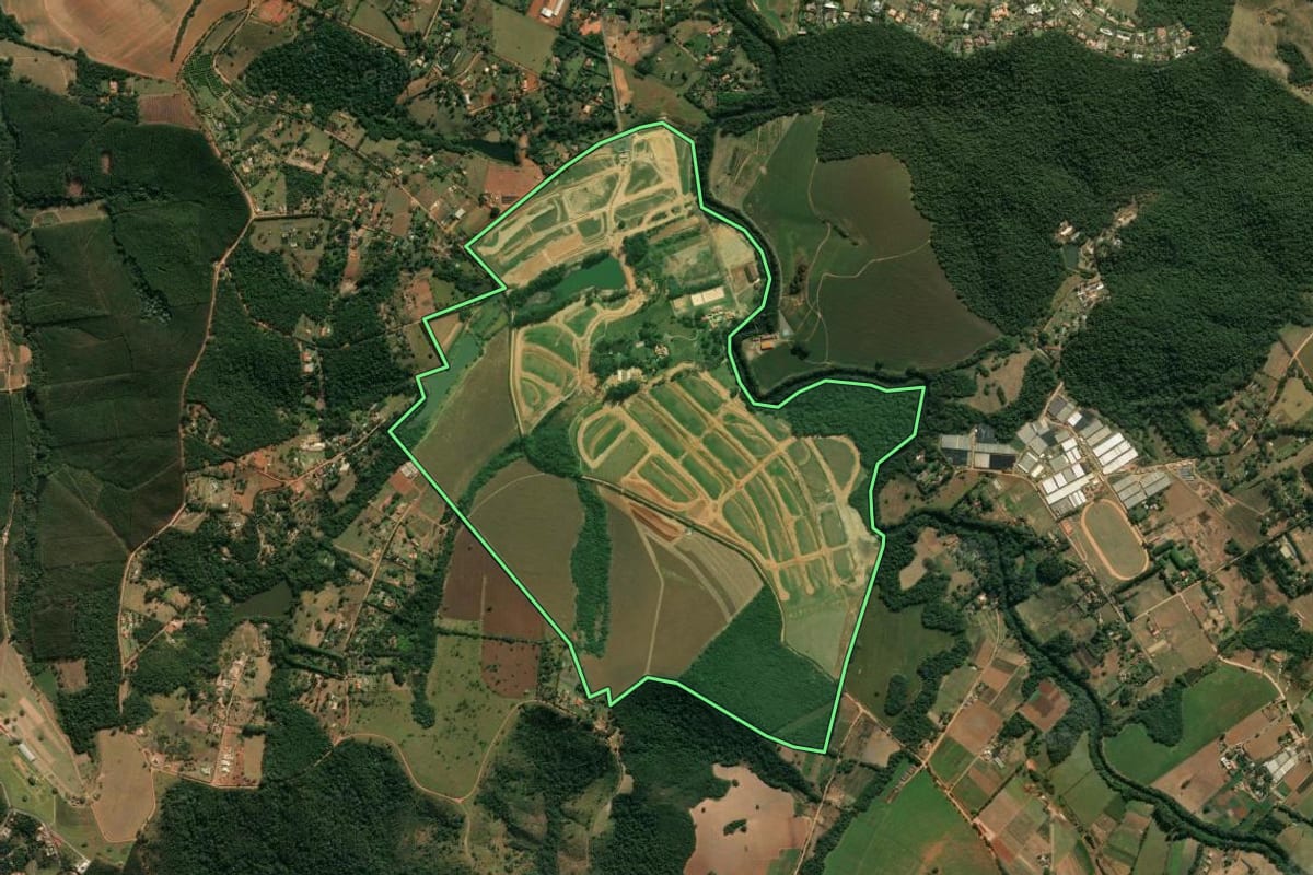 Imagem de satélite do imóvel rural em Jarinu (SP), com o contorno declarado no CAR desenhado por cima.