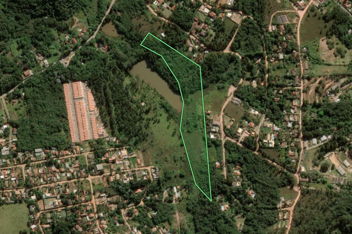 Imagem de satélite do imóvel rural em Jarinu (SP), com o contorno declarado no CAR desenhado por cima.