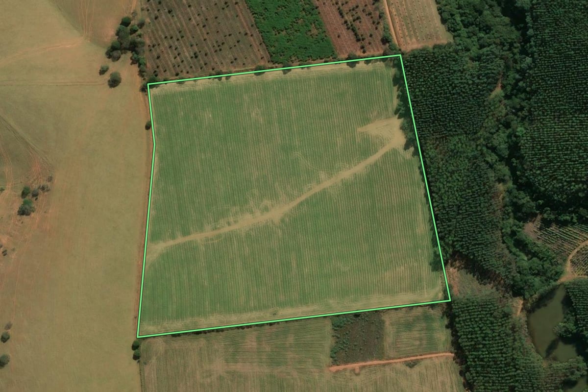 Imagem de satélite do imóvel rural em Jarinu (SP), com o contorno declarado no CAR desenhado por cima.
