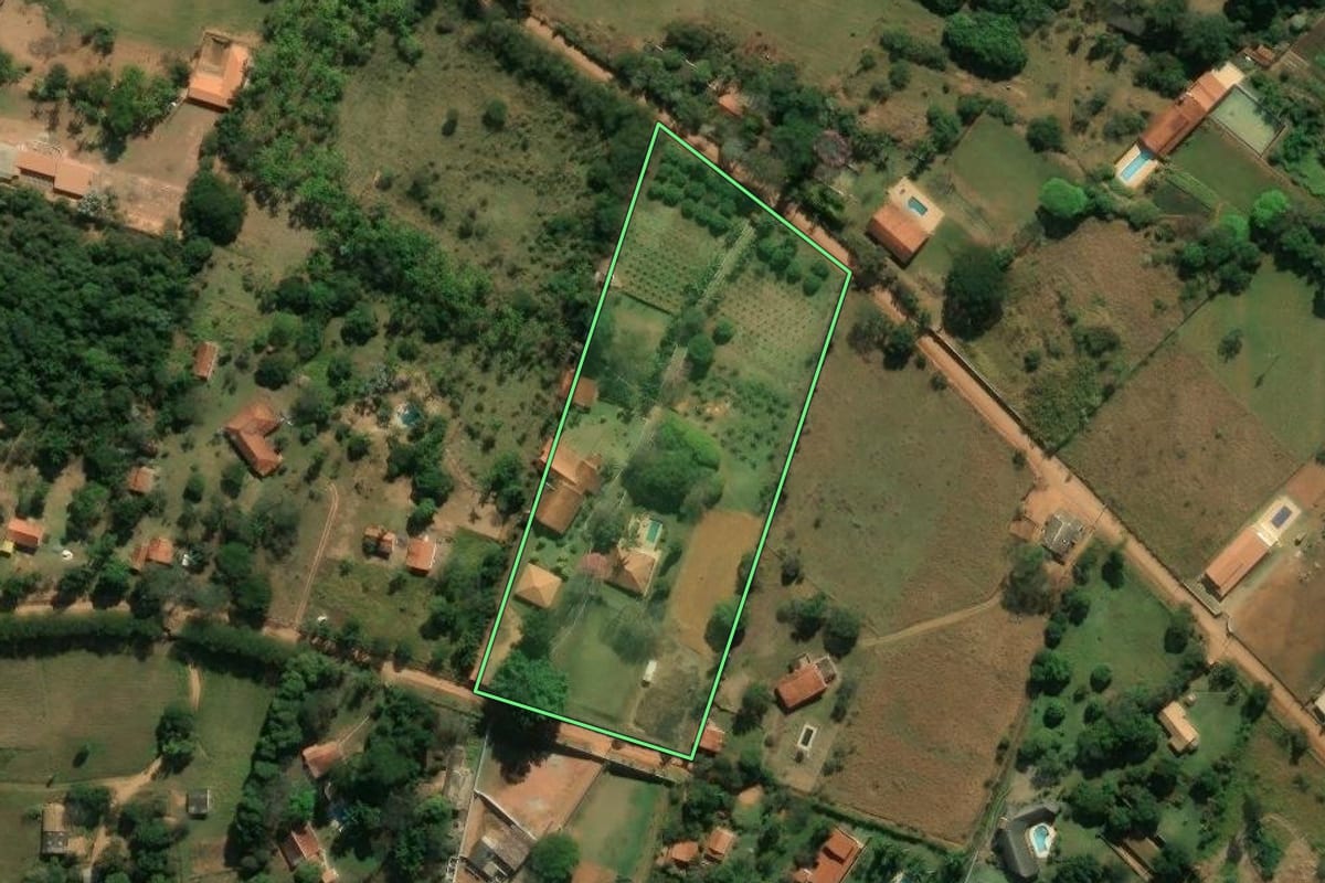 Imagem de satélite do imóvel rural em Jarinu (SP), com o contorno declarado no CAR desenhado por cima.