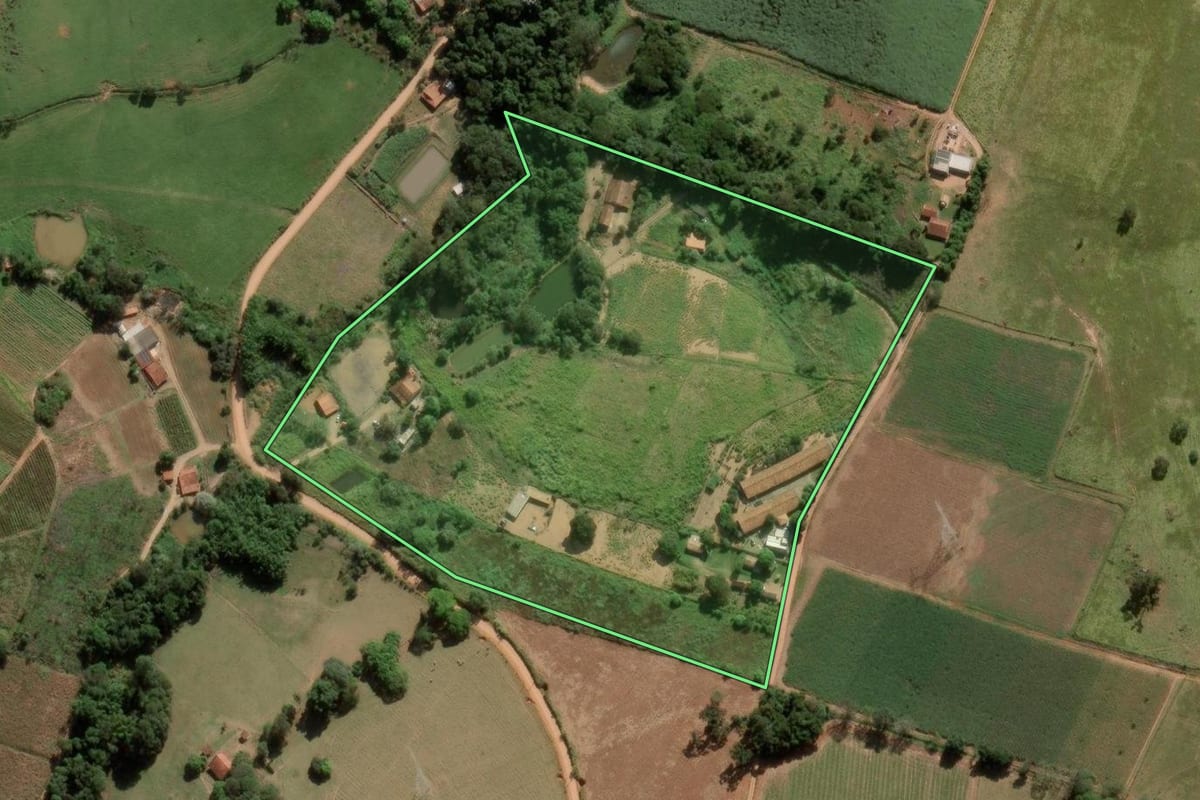 Imagem de satélite do imóvel rural em Jarinu (SP), com o contorno declarado no CAR desenhado por cima.