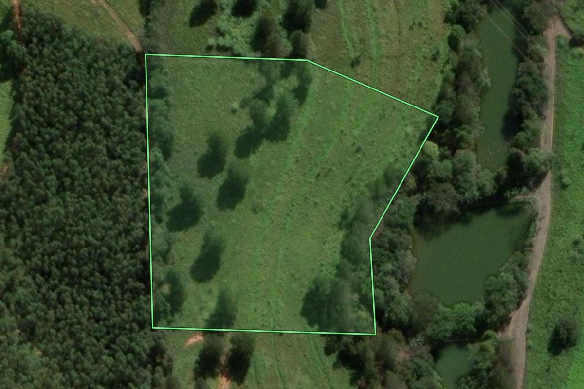 Imagem de satélite do imóvel rural em Jarinu (SP), com o contorno declarado no CAR desenhado por cima.