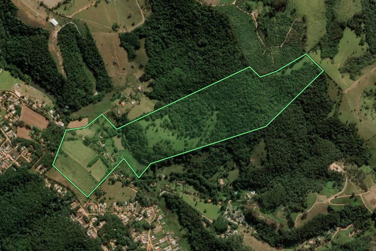Imagem de satélite do imóvel rural em Jarinu (SP), com o contorno declarado no CAR desenhado por cima.