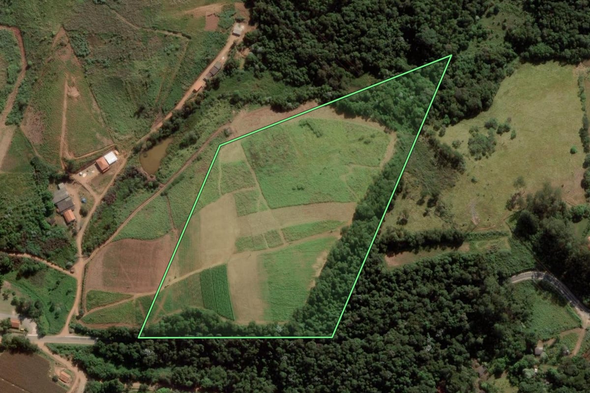 Imagem de satélite do imóvel rural em Jarinu (SP), com o contorno declarado no CAR desenhado por cima.