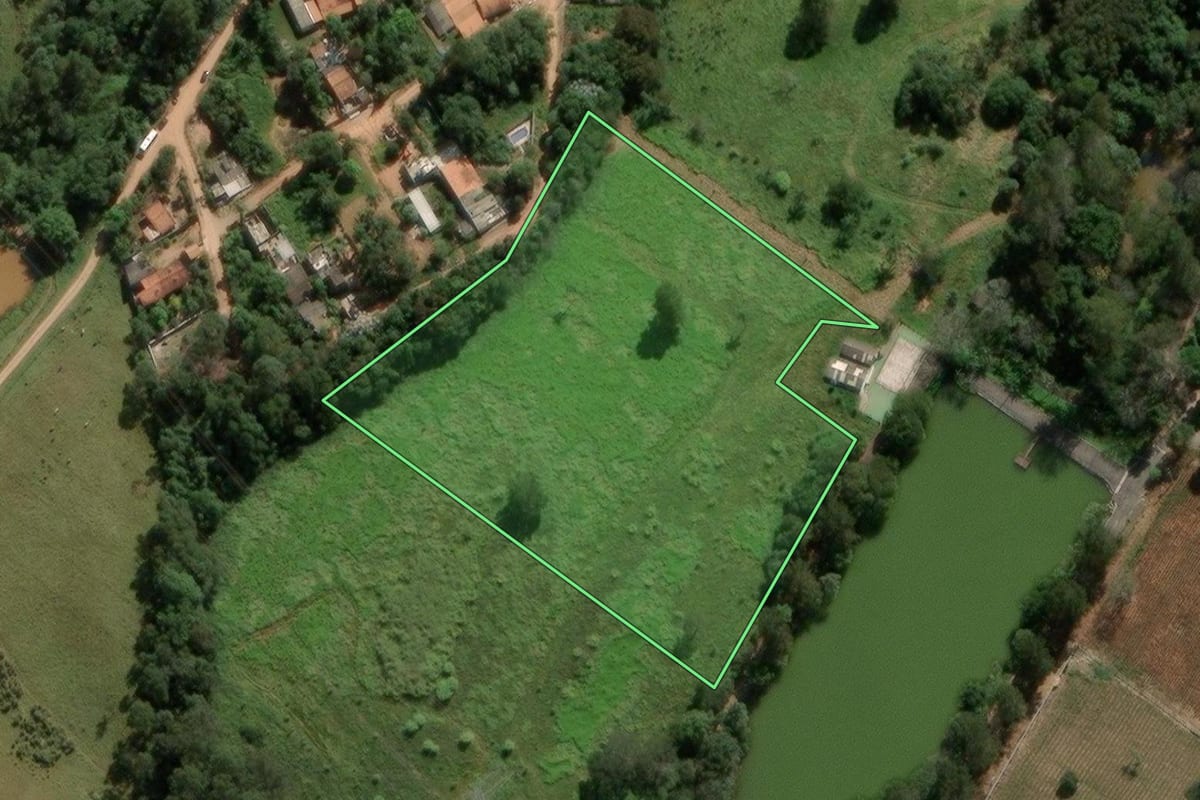Imagem de satélite do imóvel rural em Jarinu (SP), com o contorno declarado no CAR desenhado por cima.