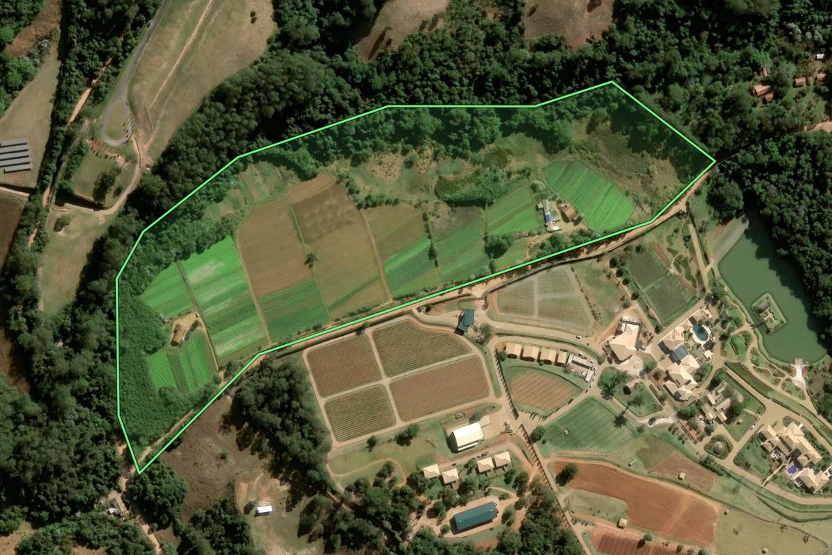 Imagem de satélite do imóvel rural em Jarinu (SP), com o contorno declarado no CAR desenhado por cima.