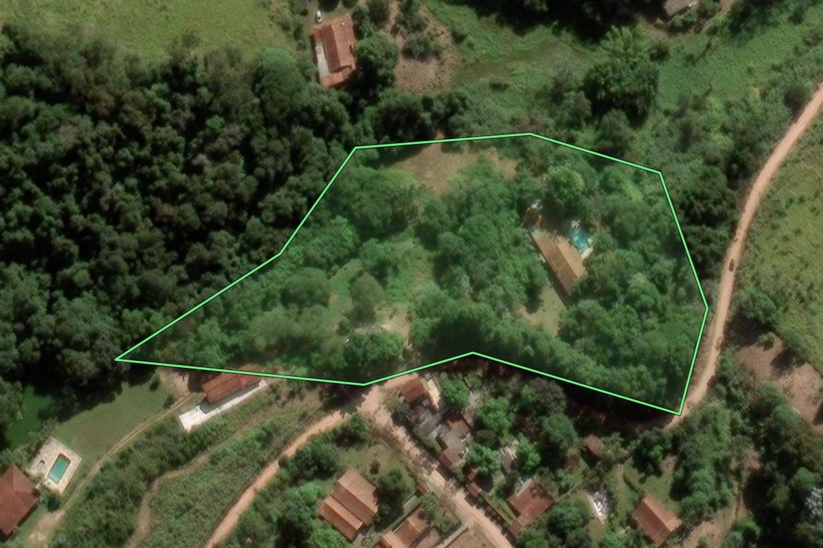 Imagem de satélite do imóvel rural em Jarinu (SP), com o contorno declarado no CAR desenhado por cima.