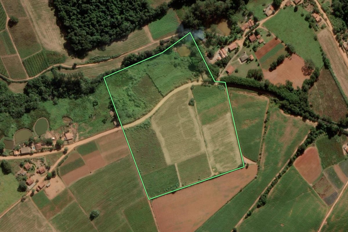 Imagem de satélite do imóvel rural em Jarinu (SP), com o contorno declarado no CAR desenhado por cima.