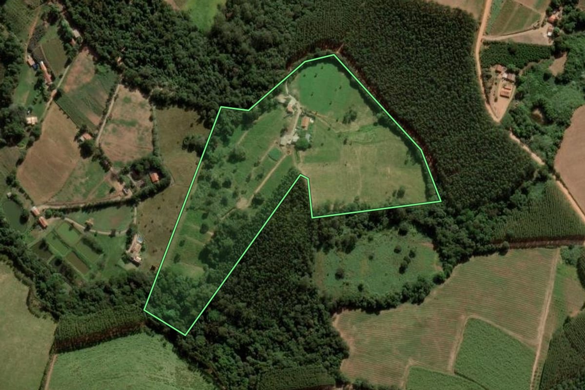 Imagem de satélite do imóvel rural em Jarinu (SP), com o contorno declarado no CAR desenhado por cima.